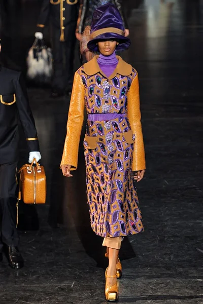 Look 25